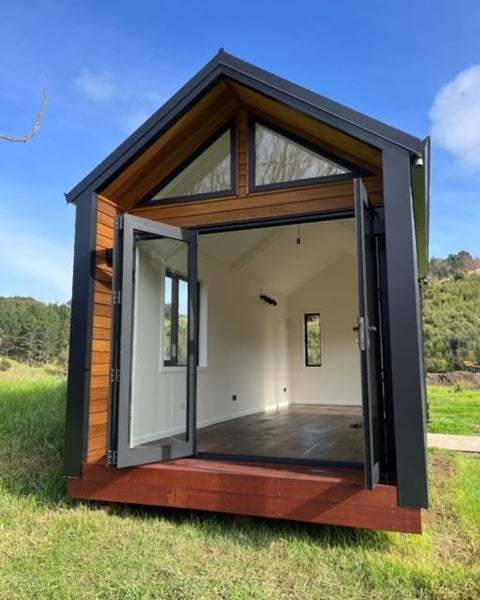 Luxury 18sqm Gable Cabin Carousel 2