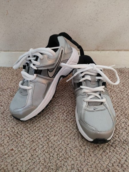 *BRAND NEW* Nike Boys Dart 10 580445-002 Metallic Silver Running Shoe Carousel 1