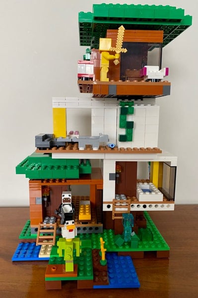 Lego 21174 Minecraft The Modern Treehouse Carousel 2