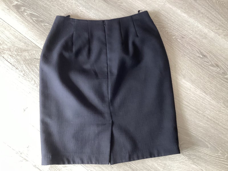 Ladies black fully lined skirt Carousel 2