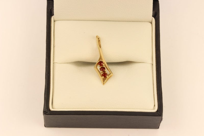 9ct Garnet pendant Carousel 1