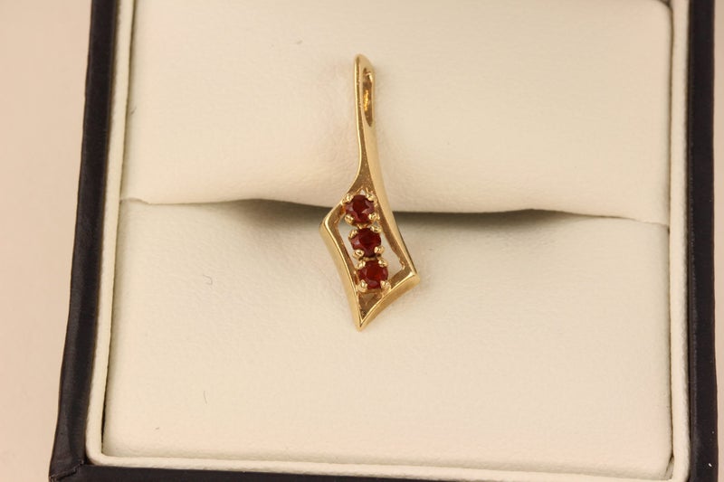 9ct Garnet pendant Carousel 7
