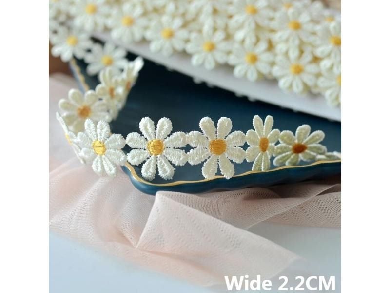 2.2CM Wide White Embroidered Daisy Lace Fabric 3d Flowers For Dress Collar Hats Carousel 1