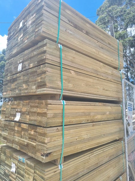 1.8m 150x19 H3.2 MERCH FENCE PALINGS Carousel 2
