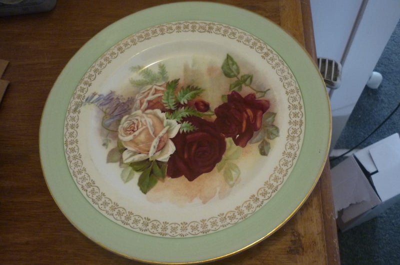 GORGEOUS CAKE PLATE WITH ROSES Carousel 1