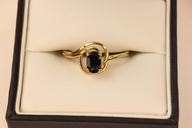 9ct Sapphire ring Carousel 9