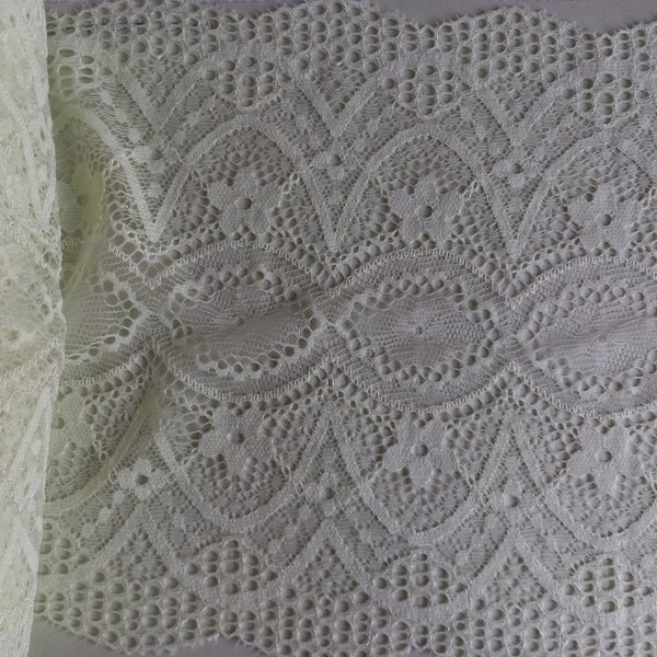 Pale green-yellow stretch lace 2 meters 22.5cm wide Carousel 1