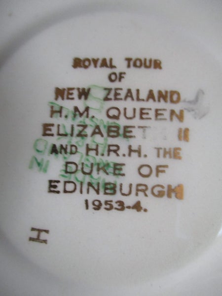 ROYAL GALA 41a - Queen Elizabeth II Royal Tour of New Zealand dish 1953-54 Carousel 3