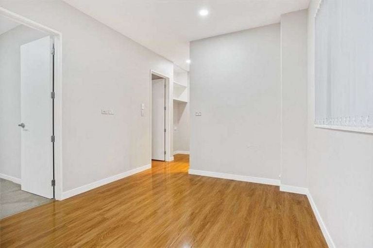 12mm OAK GLOSS ON SPECIAL $29.95/m2 incl gst & underlay - Laminate flooring Carousel 1