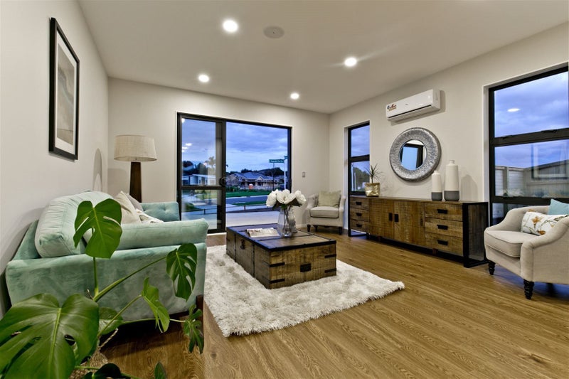 8mm Laminate flooring $16.95/m2incl gst - Honey Oak Carousel 1