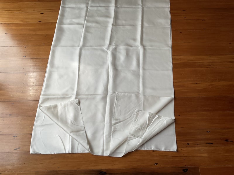 2.46m of white silk fabric,142 cm width, white, has a sheen Carousel 1