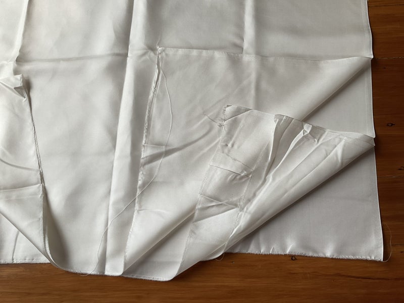 2.46m of white silk fabric,142 cm width, white, has a sheen Carousel 2