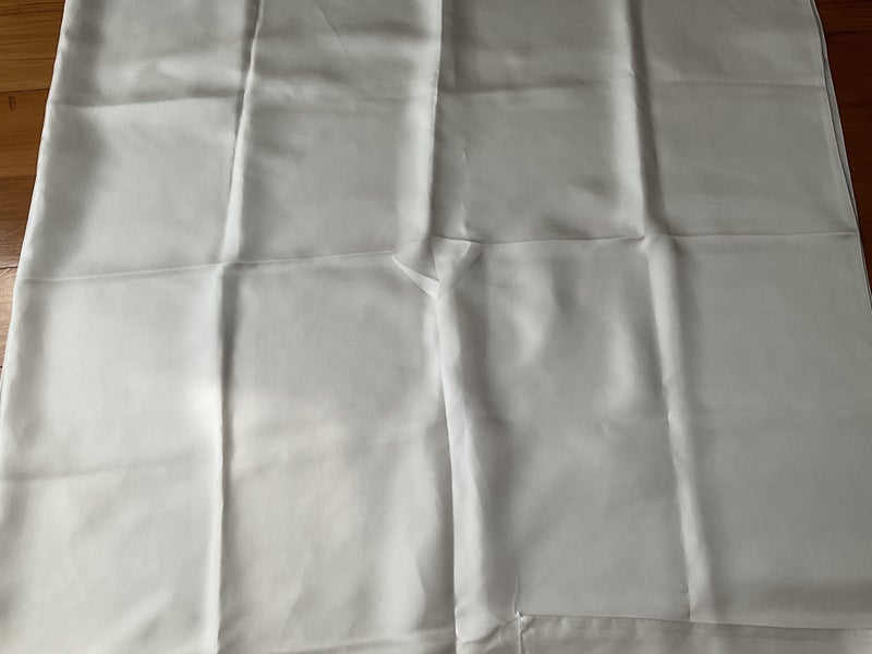 2.46m of white silk fabric,142 cm width, white, has a sheen Carousel 6