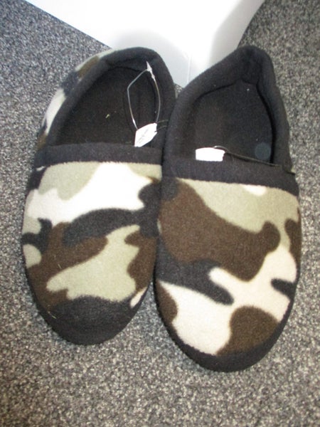 NEW Camo size 6 slippers Carousel 1