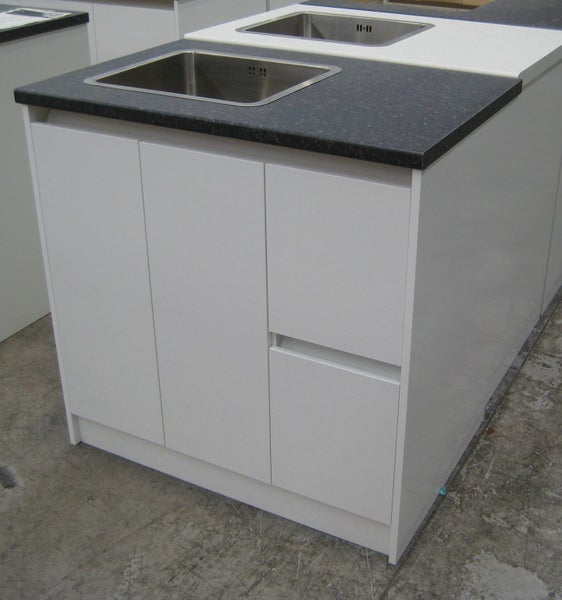 895 Tub Unit with Drawers Carousel 1