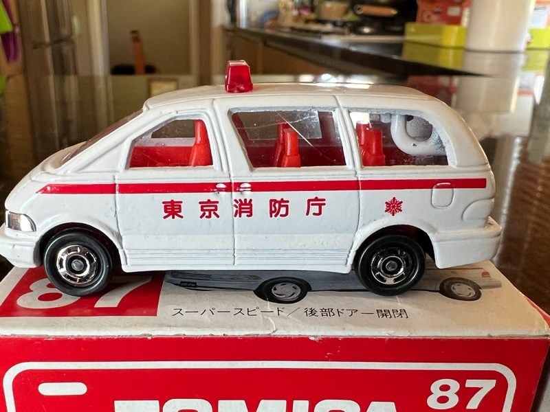 Tomica 1992 Toyota Estima Tokyo Ambulance 1/64 Made in Japan Carousel 1
