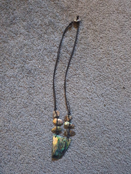 BEAUTIFUL PAUA NECKLACE ON A ADJUSTABLE BLACK CORD PAUA CHIP ON DJUSTOR Carousel 1