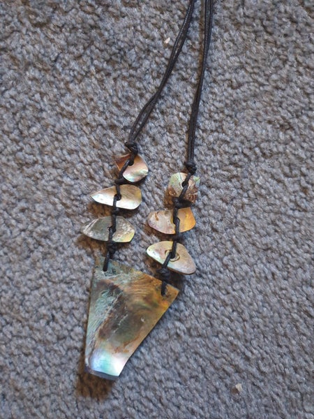 BEAUTIFUL PAUA NECKLACE ON A ADJUSTABLE BLACK CORD PAUA CHIP ON DJUSTOR Carousel 2