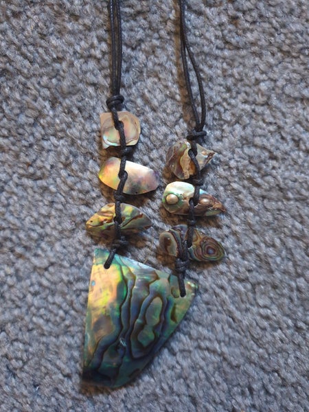 BEAUTIFUL PAUA NECKLACE ON A ADJUSTABLE BLACK CORD PAUA CHIP ON DJUSTOR Carousel 4