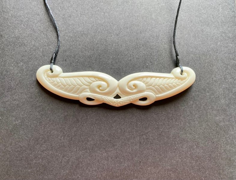 BEAUTIFUL MEDIUM KORU FERN BONE BREASTPLATE PENDANT Carousel 1