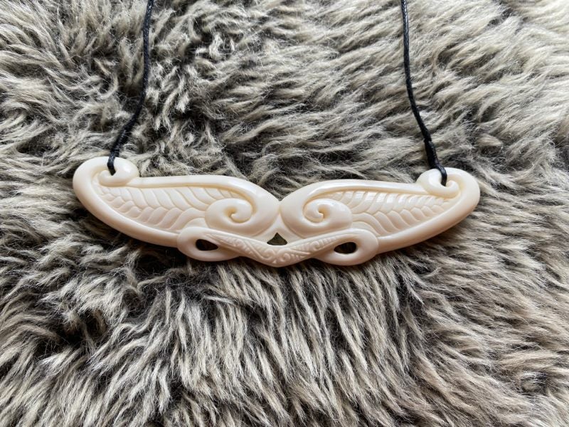 BEAUTIFUL MEDIUM KORU FERN BONE BREASTPLATE PENDANT Carousel 8