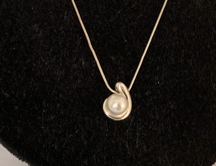 PEARL NECKLACE ON CHAIN = SILVER PLATE = PRETTY Carousel 1