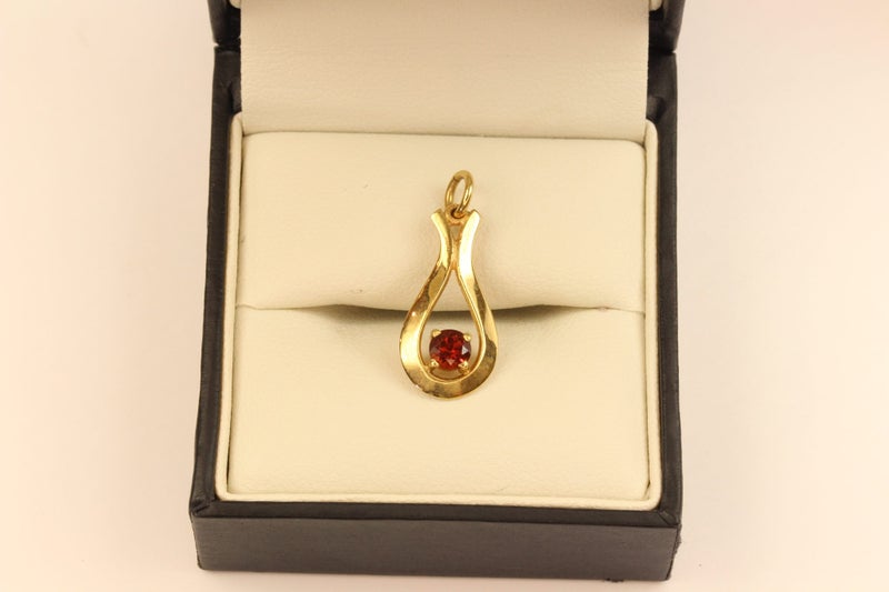 9ct Garnet pendant Carousel 1