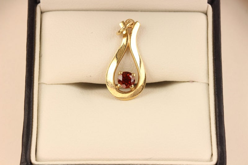 9ct Garnet pendant Carousel 6