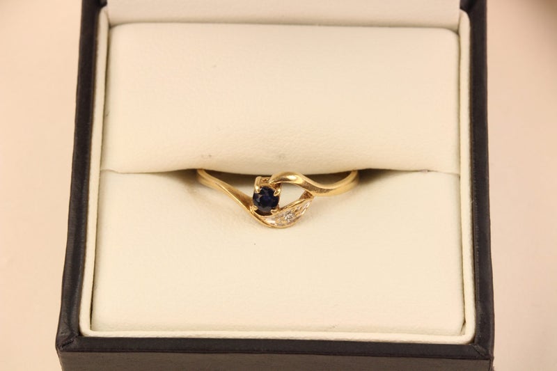 9ct Sapphire and Diamond ring Carousel 9