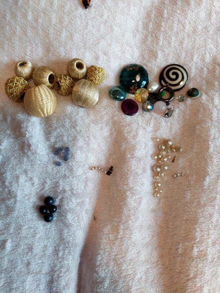 Beads incl.8 fancy & plain-woven cream 2 -1cm plus various glass & pearl beads Carousel 1