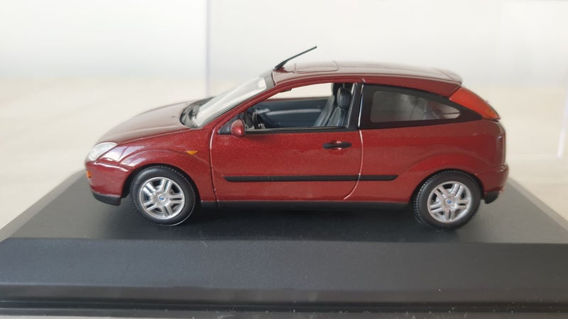 2002 FORD FOCUS MK1 3DR 1:43 SCALE DIECAST MODEL FORD DEALER MODEL MINICHAMPS Carousel 2