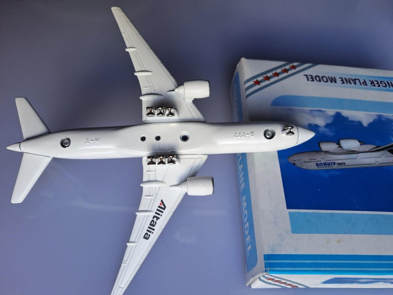 Die Cast Airplane of Alitalia Air #6 B-777 Carousel 3