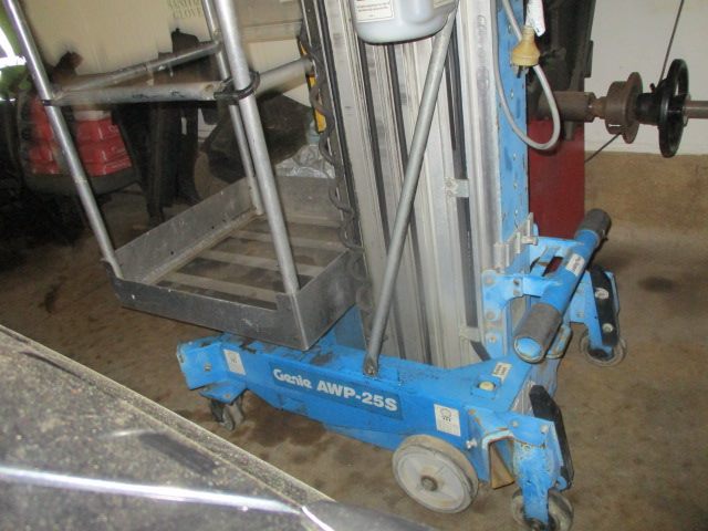 Genie AWP 25S 2013 Access Lift Hoist 9.5m. Carousel 2