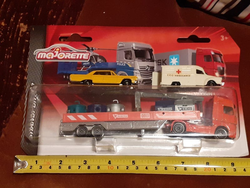 Mercedes Benz Transporter with 5 Recycle Containers and a Hoist by Majorette ** Carousel 1