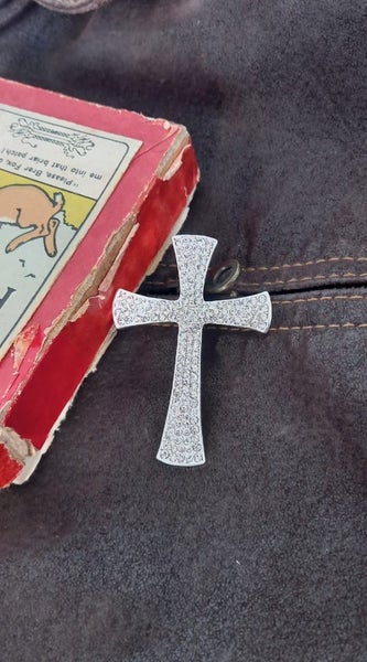 Cross brooch Carousel 1
