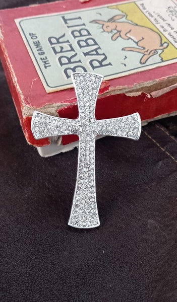 Cross brooch Carousel 2