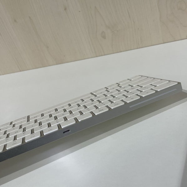 DT Deal! Apple Magic keyboard A1644 white Carousel 3