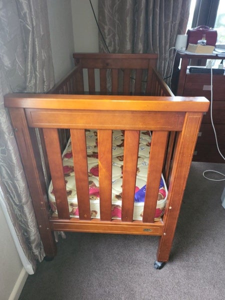 Jolly Jumper Solid Wood Baby Cot + mattress Carousel 10