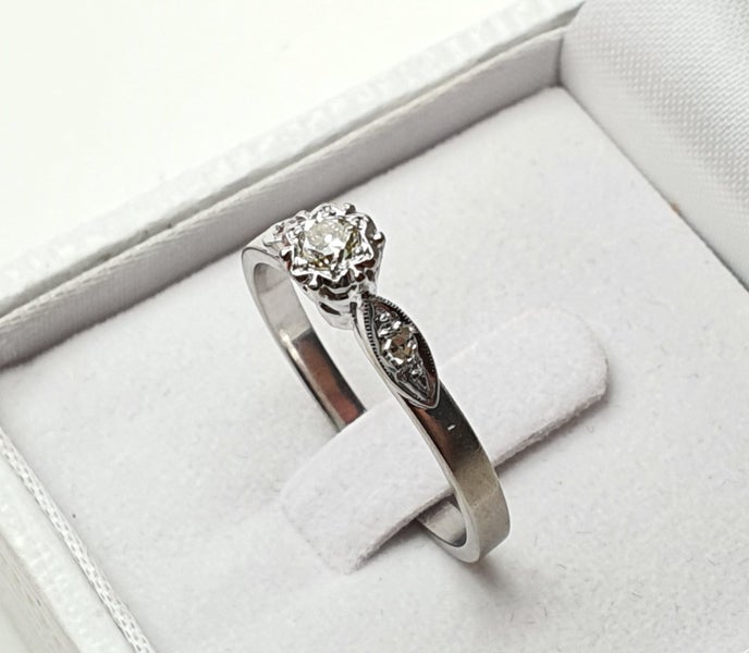Solitaire Ring in 18ct White Gold62863232202242111