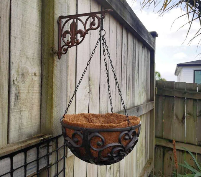 Cast Iron Hanging Basket wiith Coco Liner Carousel 1