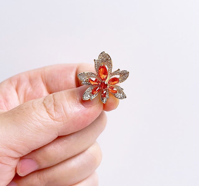 (Crystal Brooch) A Silver Maple Leaf Crystal Brooch BHBZ19LY-3 Carousel 2