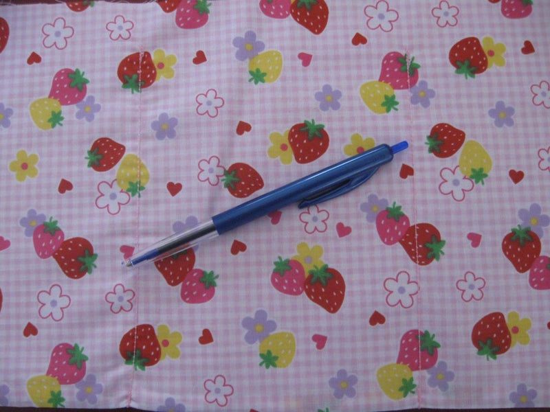 WHEAT BAG IN PINK GINGHAM AND STRAWBERRIES FABRIC Carousel 3