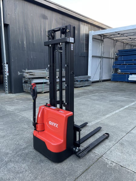 New ONYX ESS12 - 1200kg Electric Straddle Walkie Stacker - 3.6m Carousel 1