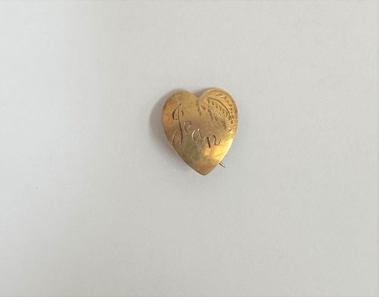 9ct Gold Heart Lapel Pin Carousel 1