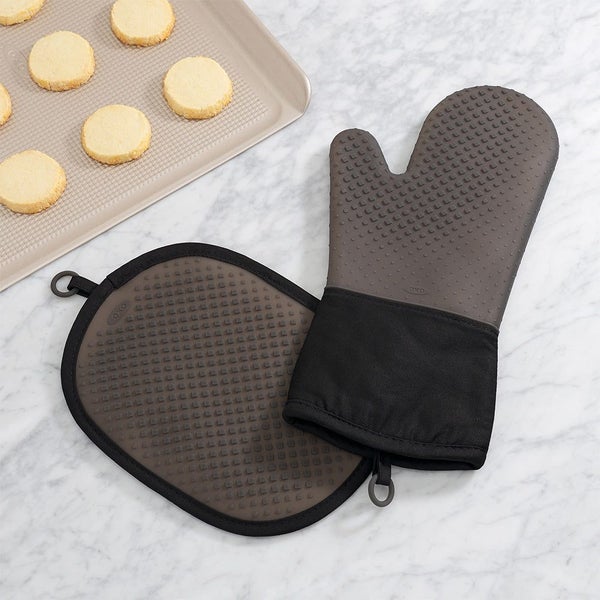OXO Good Grips Silicone Oven Mitt Black Carousel 2