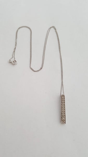 Gorgeous 9ct White Gold 0.10 CT Diamond Necklace Carousel 2