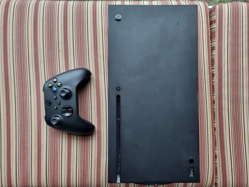 Xbox Series X + Controller Carousel 1