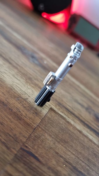 1/6 Anakin/Vader Lightsaber Hilt (Hot Toys,Sideshow) Carousel 1