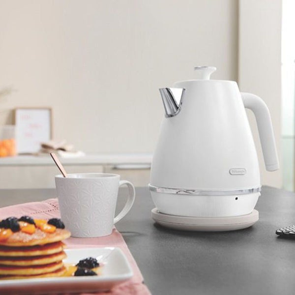 Delonghi Distinta 4-Slice Toaster and Kettle Set - White Carousel 7