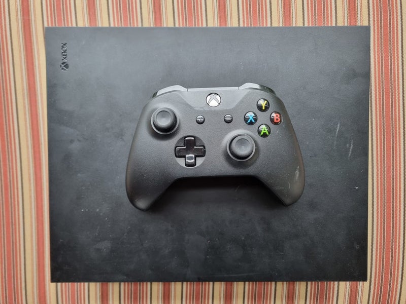 Xbox One X Console + Controller Carousel 4